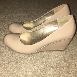 Chinese Laundry nude patent wedges, size 7